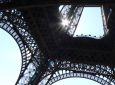 Die Sonne scheint durch den Eiffelturm. (Frankreich - Paris)