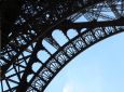 Bogen des Eiffelturms von unten. (Frankreich - Paris)